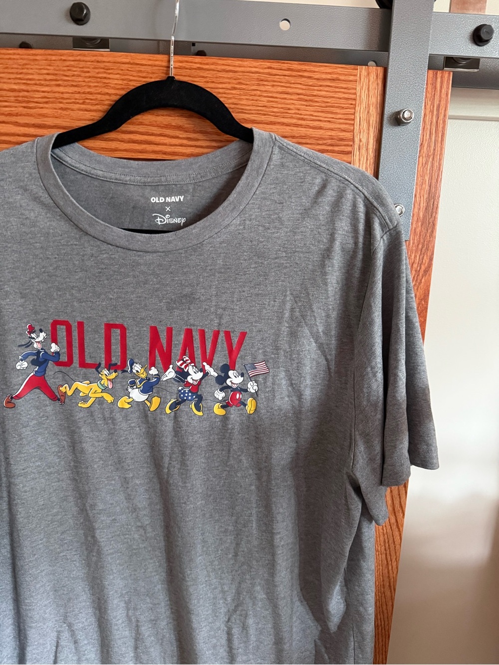 Old Navy Gray Short-Sleeve Tee with Disney Character Parade Graphic